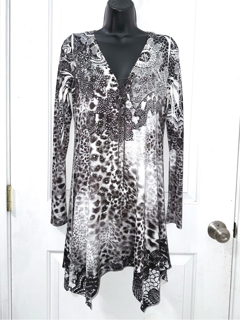 Women’s black and white patterned tunic dress with long sleeves